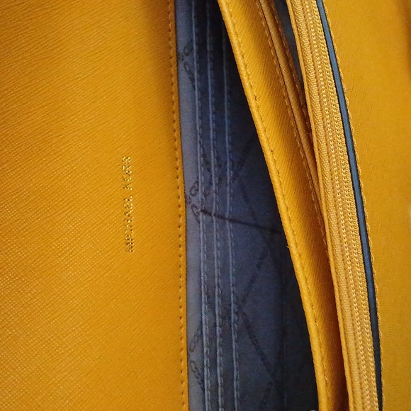 Authentic Michael Kors Saffiano Crossbody Bag - Picture 10 of 10